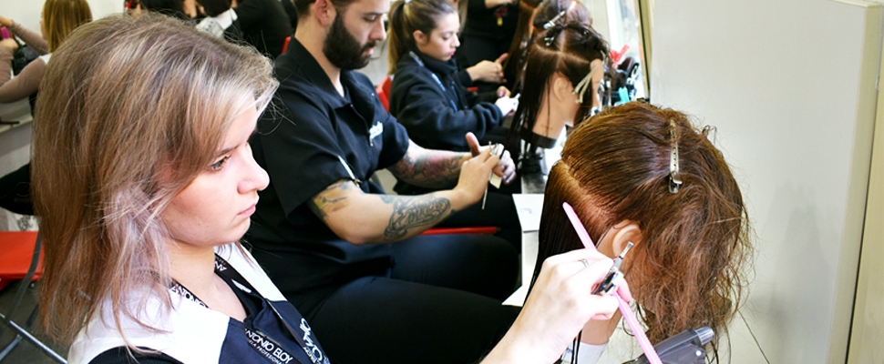 Primera clase de corte sobre maniquí 